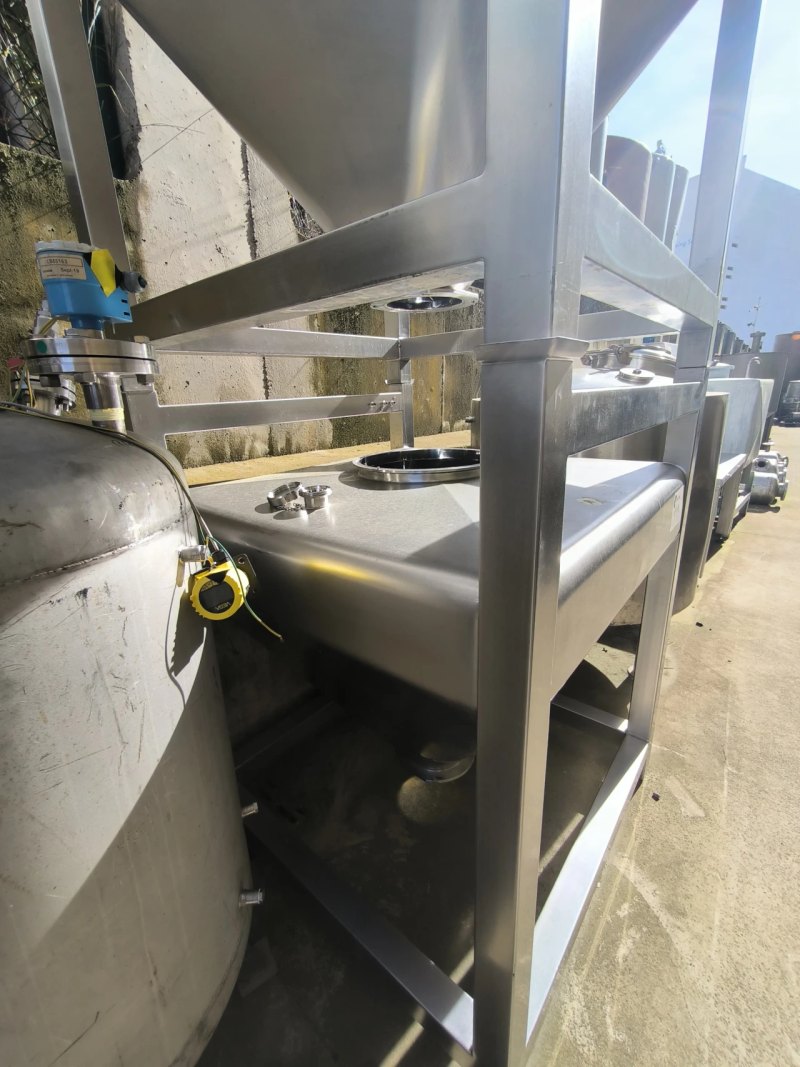 CONICAL STAINLESS STEEL STACKABLE TANK 675 LITRES