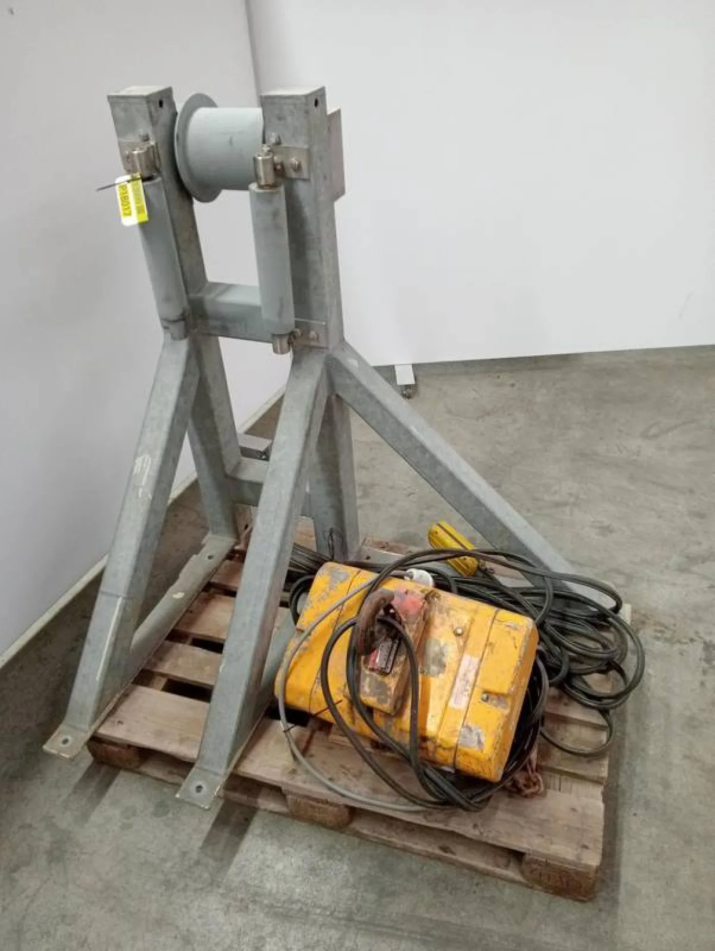 Hoist for pulling deceased animals inside - 5