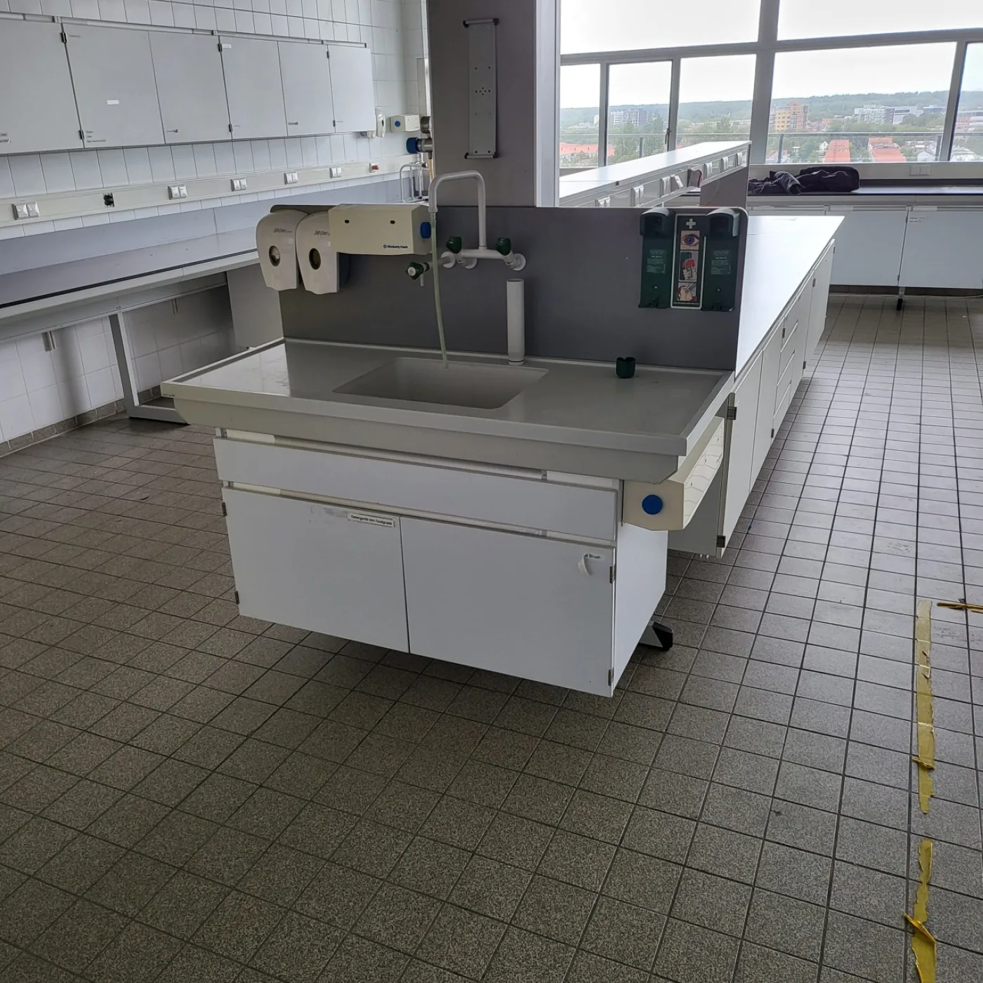 2082 - Used S+B island laboratory table (455 cm) - 1