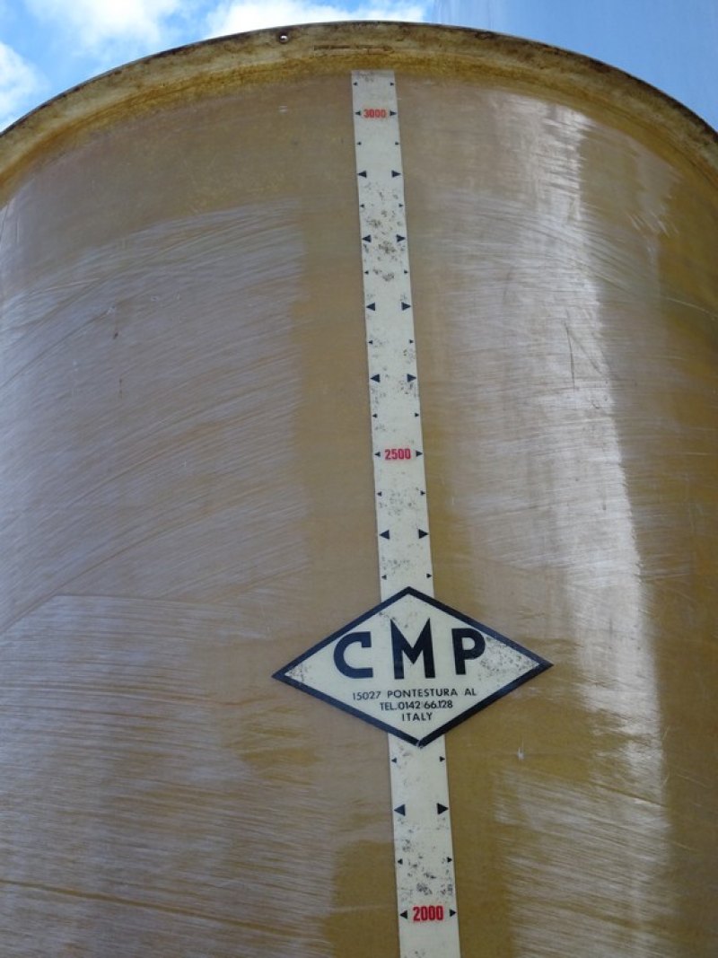 FIBERGLASS TANK VARIABLE CAPACITY FIRM CMP, CAPACITY HL 30 ABOUT, ON LEGS, ROUNDED BOTTOM, SECOND-HAND EQUIPMENT