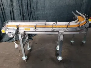 NASTRO TRASPORTATORE MOTORIZZATO CON CURVA A 90° – BETT SISTEMI – SERIE MC103 B-FLEX