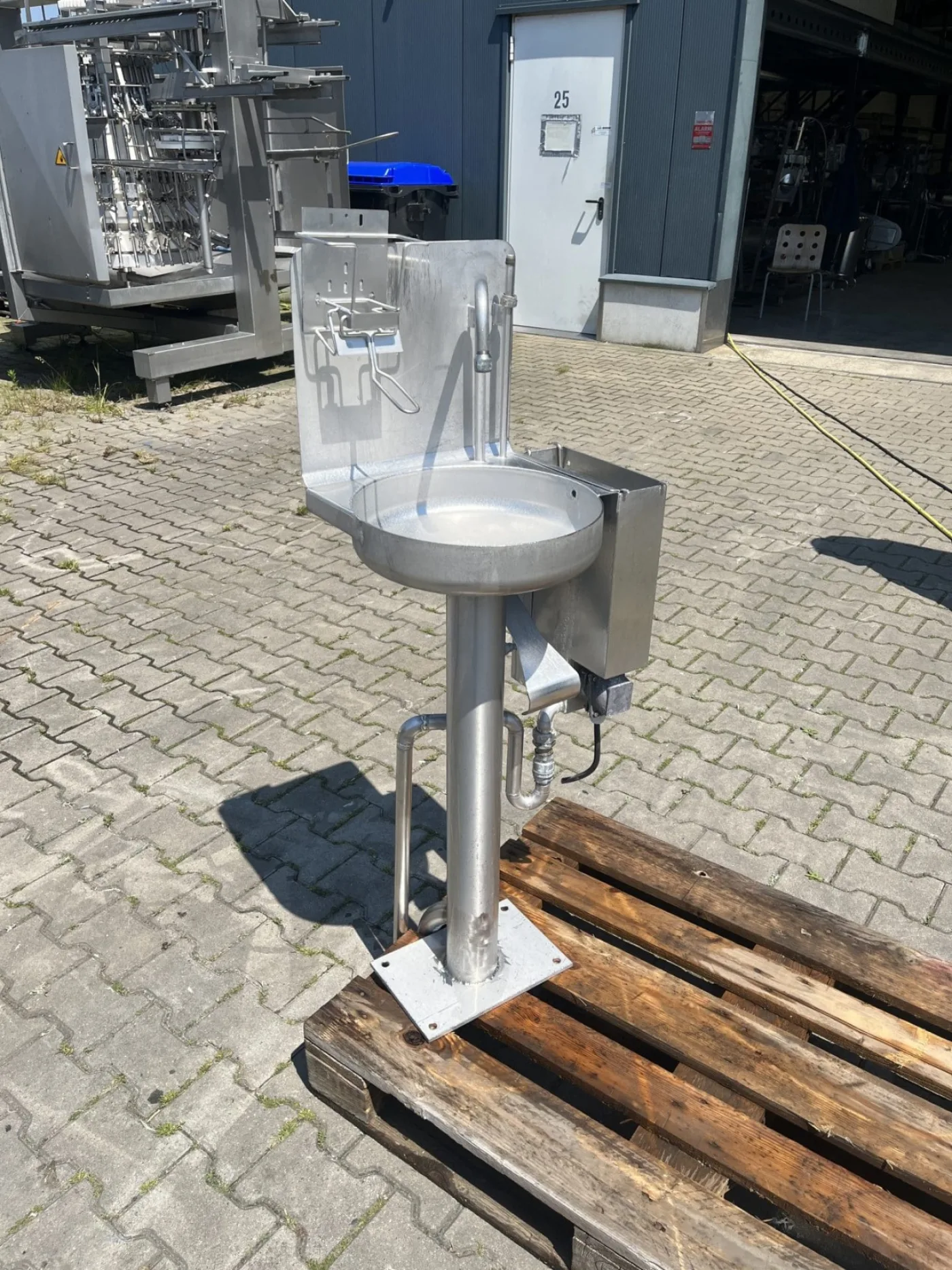 Hand wash basin with knife sterilizer - 1
