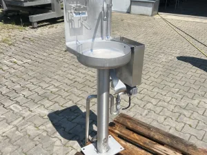 Hand wash basin with knife sterilizer