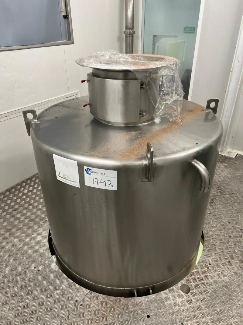 STAINLESS STEEL FEED HOPPER 2000 LITERS WITH AGITATION IN THE LOWER BOTTOM