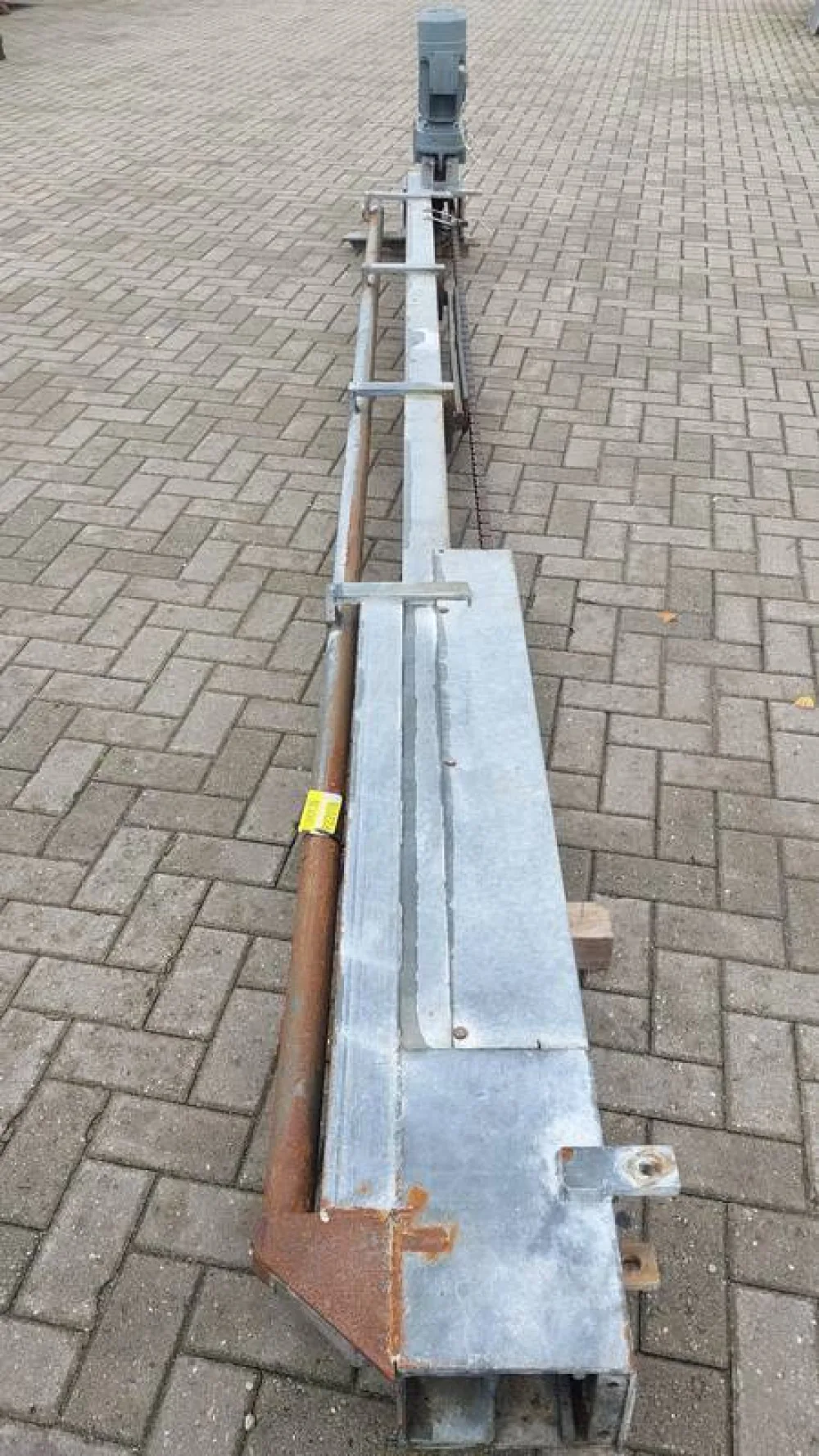 Conveyer lift bleeding cattle