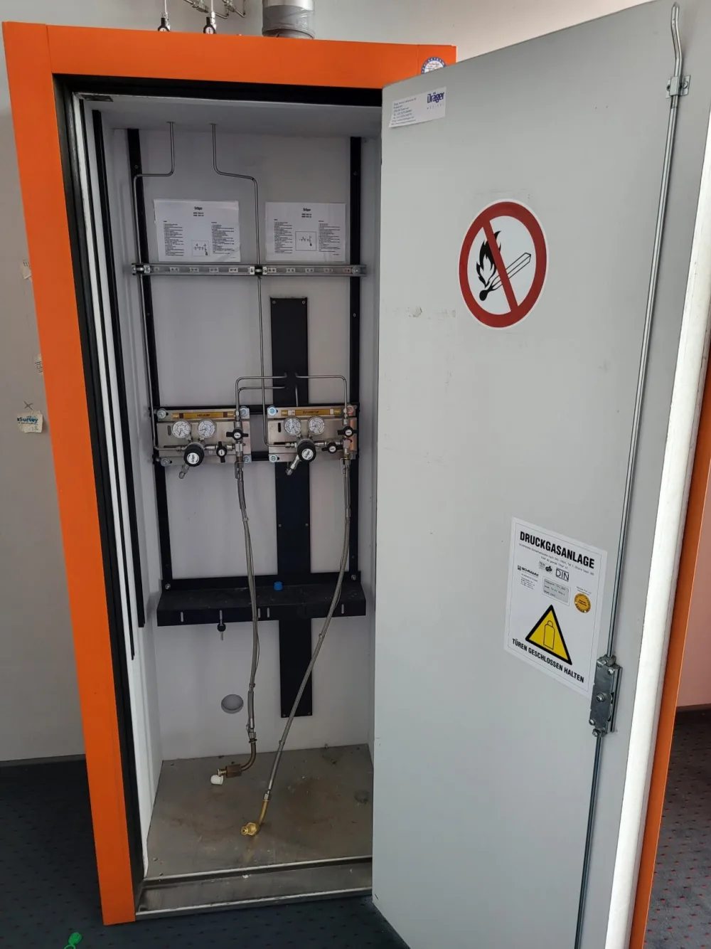 1946 - Used Schramm safety cabinet for compressed gas cylinders