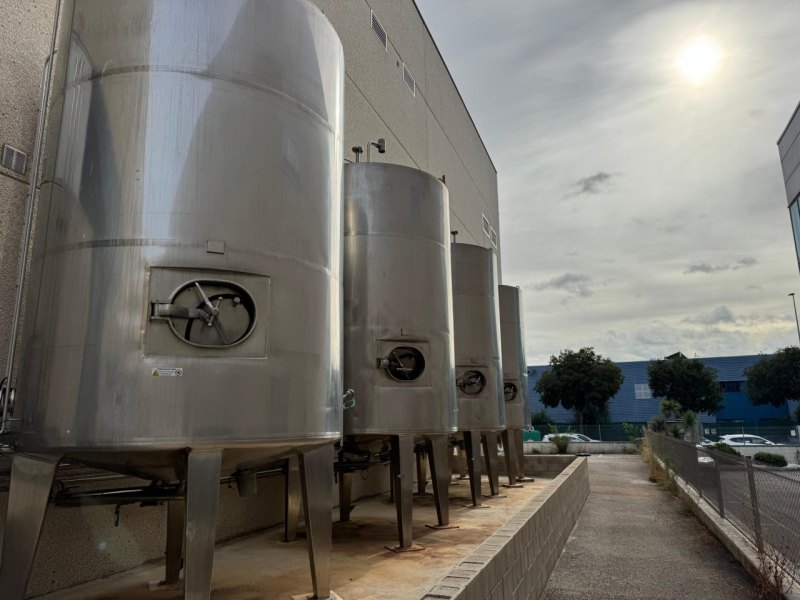 DEPÓSITO ISOTERMO 13.500L CON SERPENTÍN Y FONDO SEMI CÓNICO