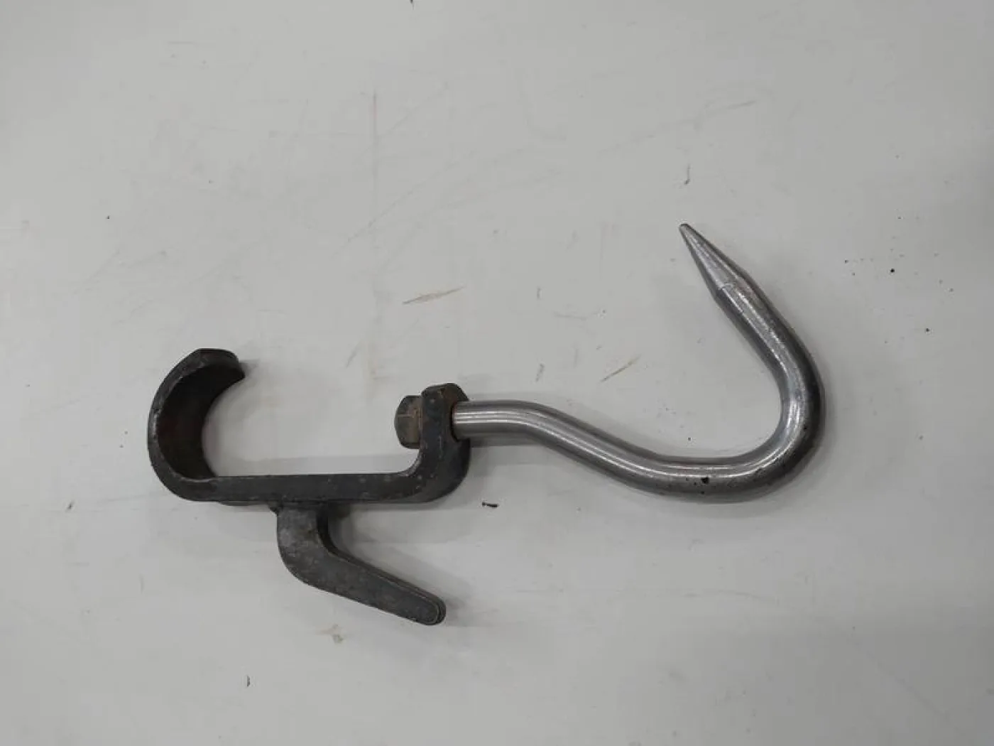 Sliding cattle hook - 1