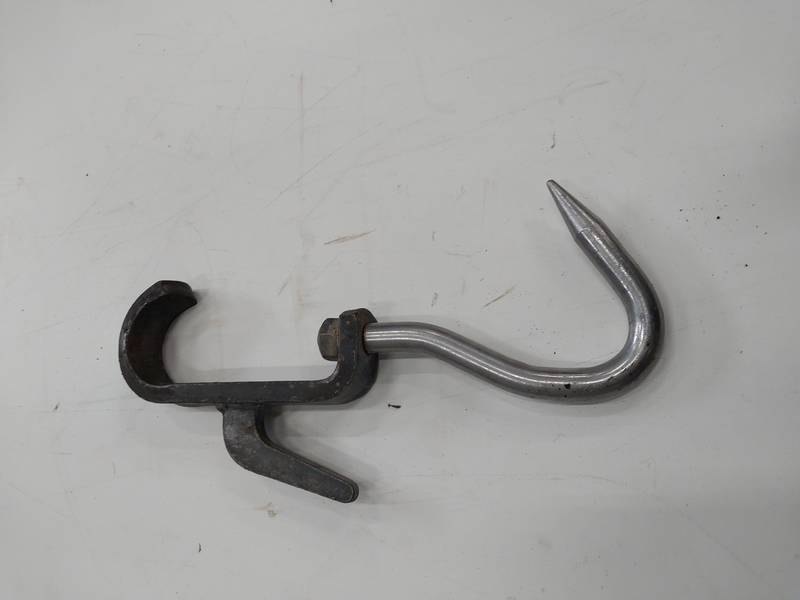 Sliding cattle hook