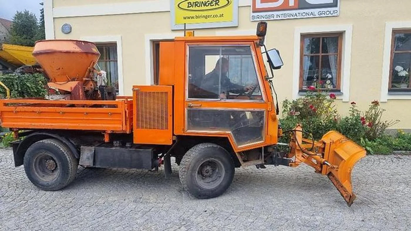 1994 Boki HY1350 Kommunalfahrzeug mit Schneepflug und Sand / Salzstreuer - 1