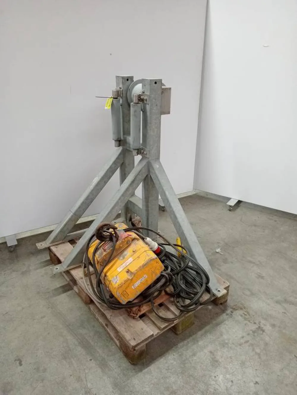 Hoist for pulling deceased animals inside