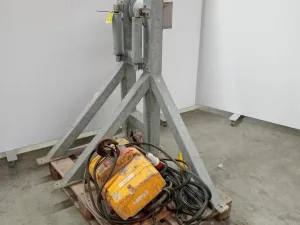 Hoist for pulling deceased animals inside