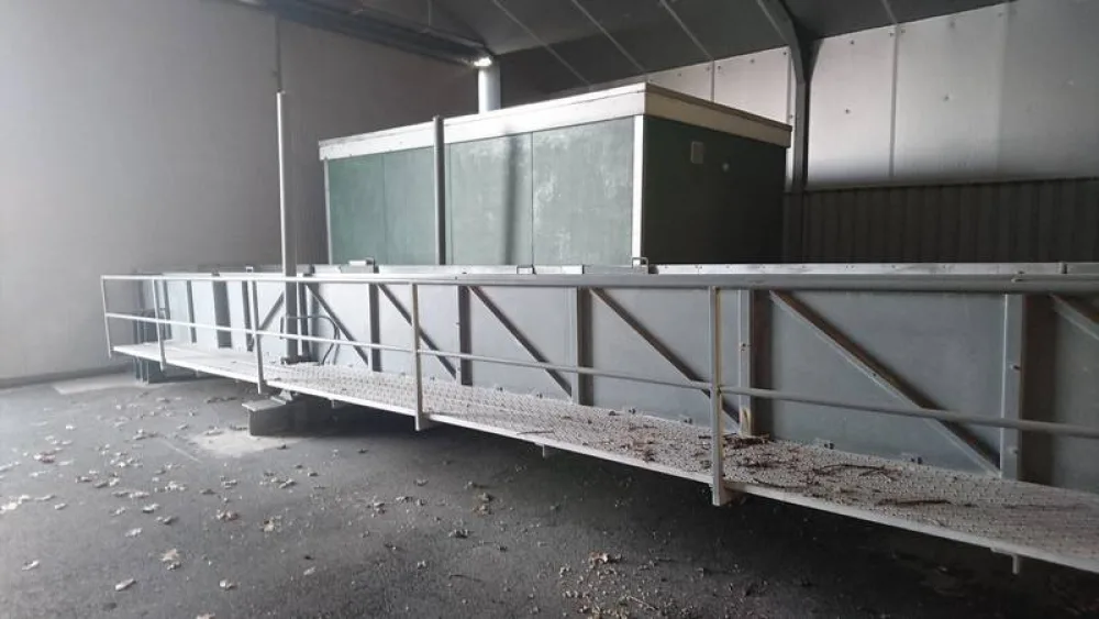 Moving animal loading platform