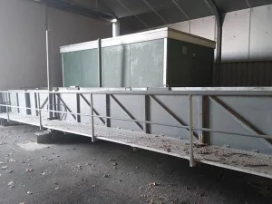 Moving animal loading platform