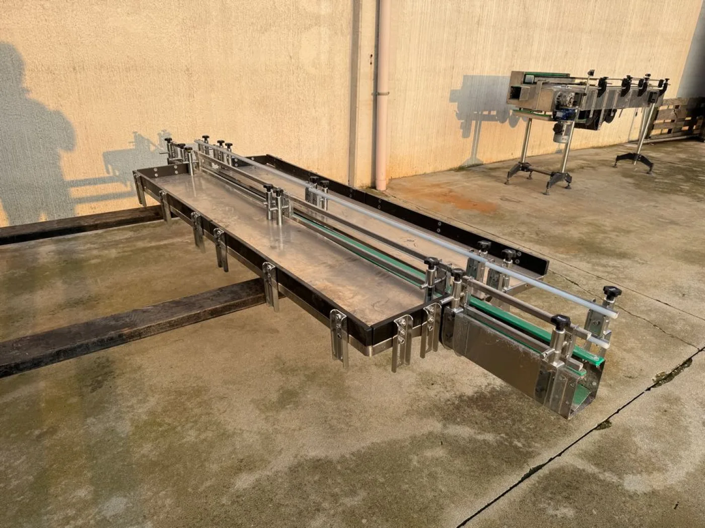STAINLESS STEEL CONVEYOR BELT WITH BILATERAL TABLE, SECOND HAND EQUIPMENT - 1