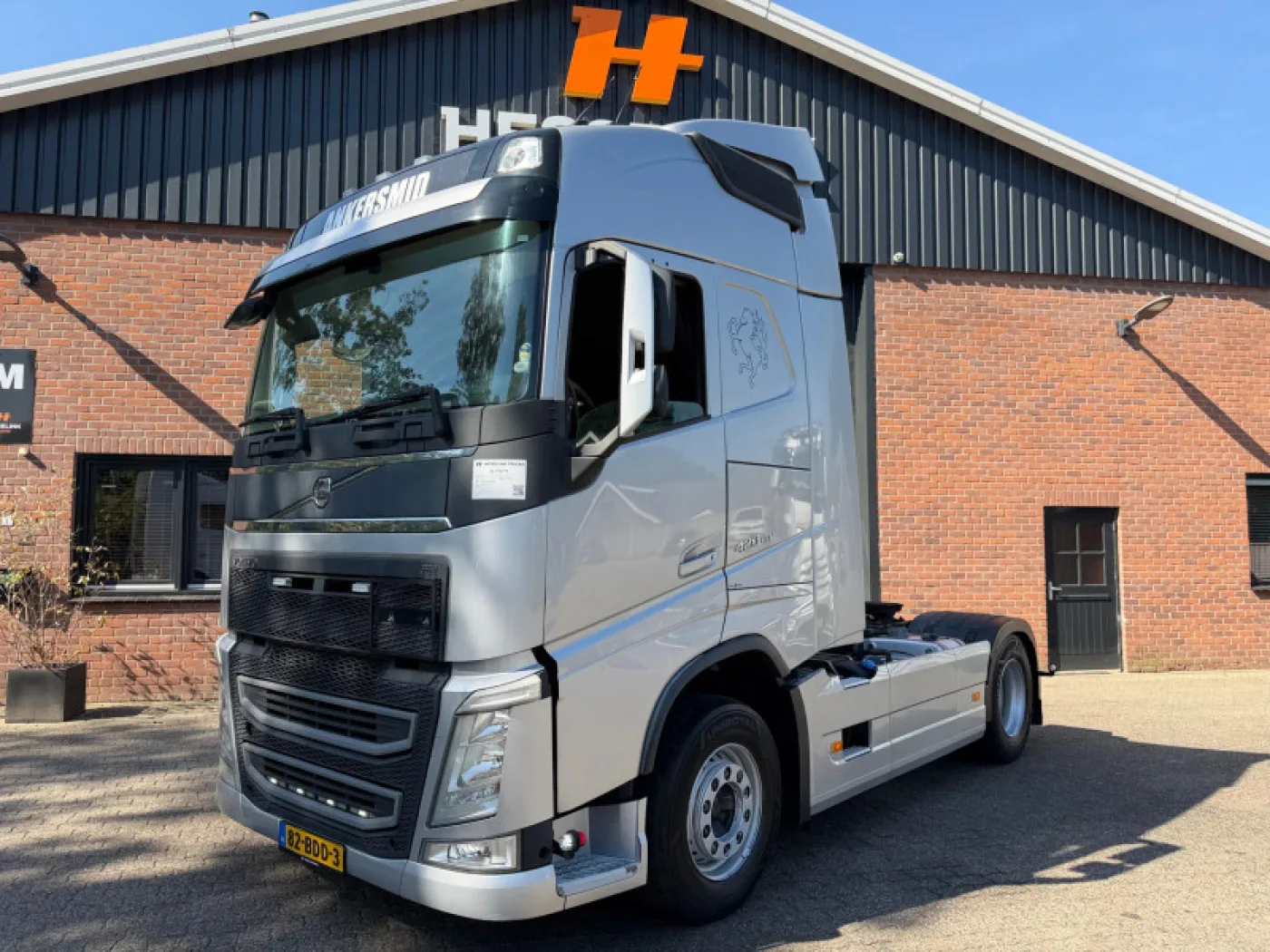 Volvo FH 420 4X2 Globetrotter Hydraulic NL Truck - 1