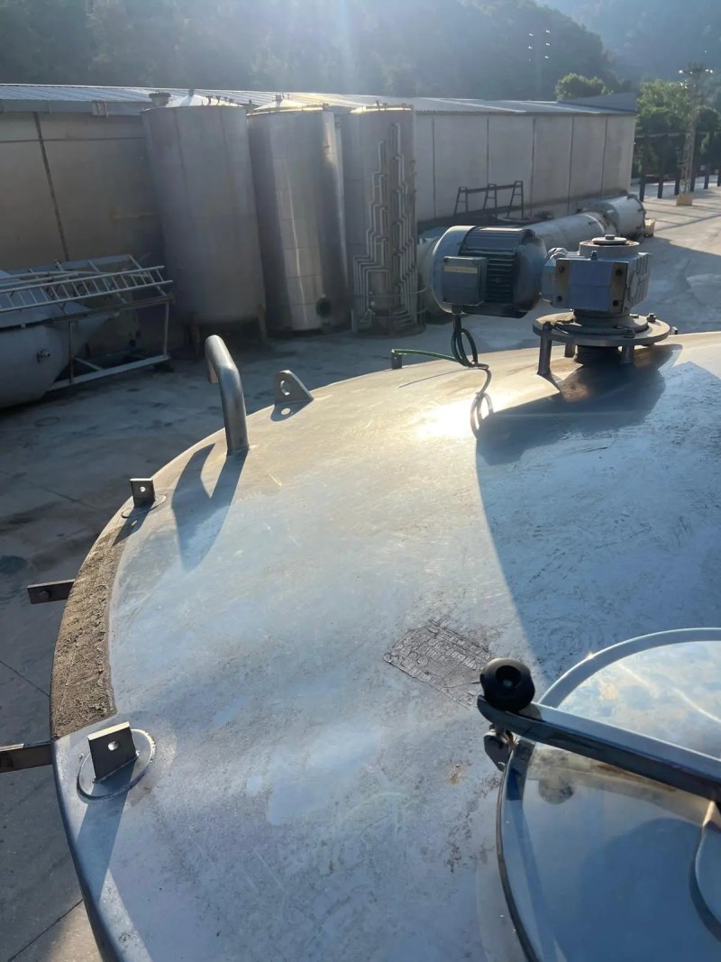 STAINLESS STEEL TANK 304 25,000 LITERS WITH AGITATION AND HERMETIC INSULATION
