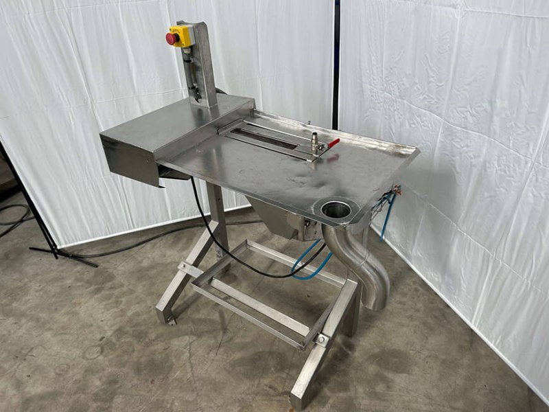 Gizzard peeling table