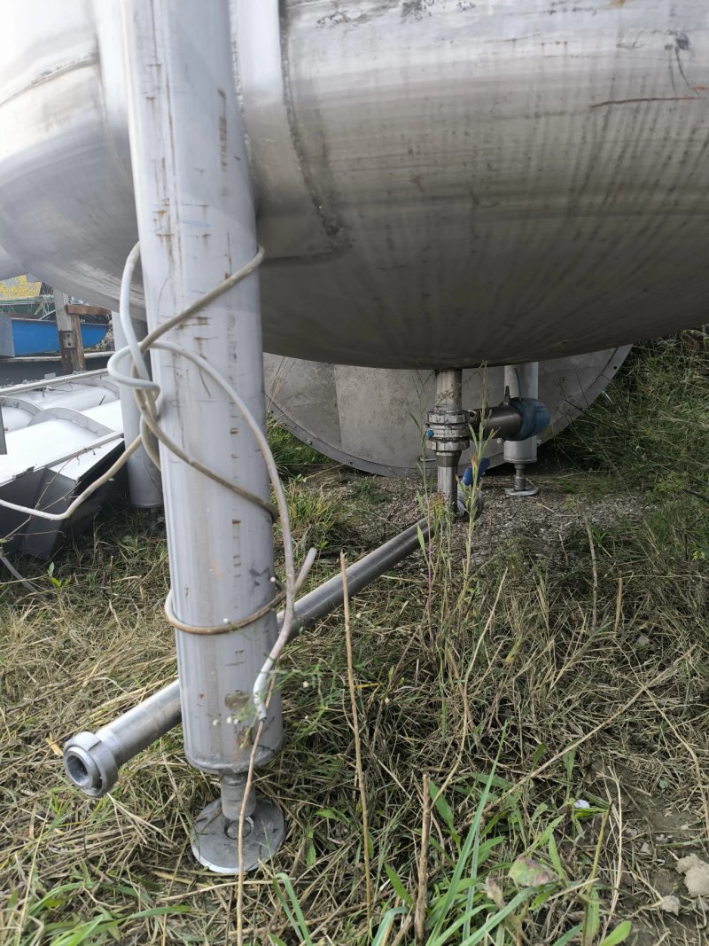 VERTICAL STAINLESS STEEL TANK 9,000 LITRES