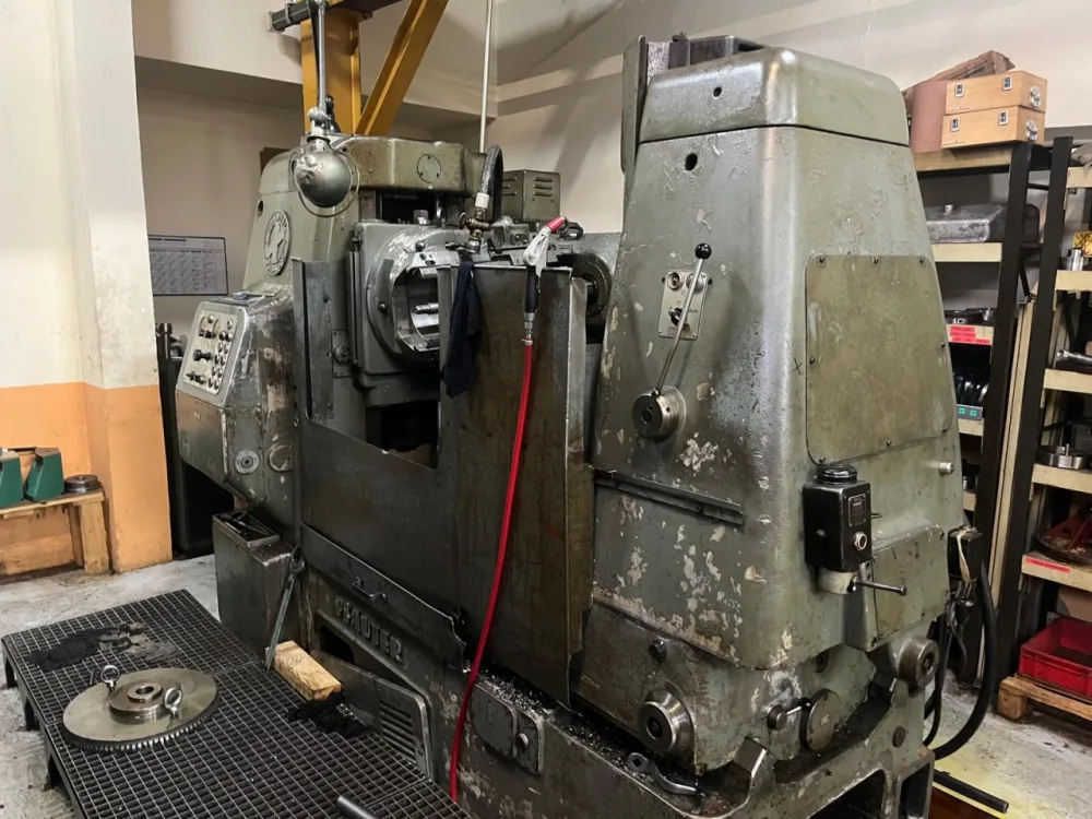 Gear Hobbing Machine – GLEASON PFAUTER P900