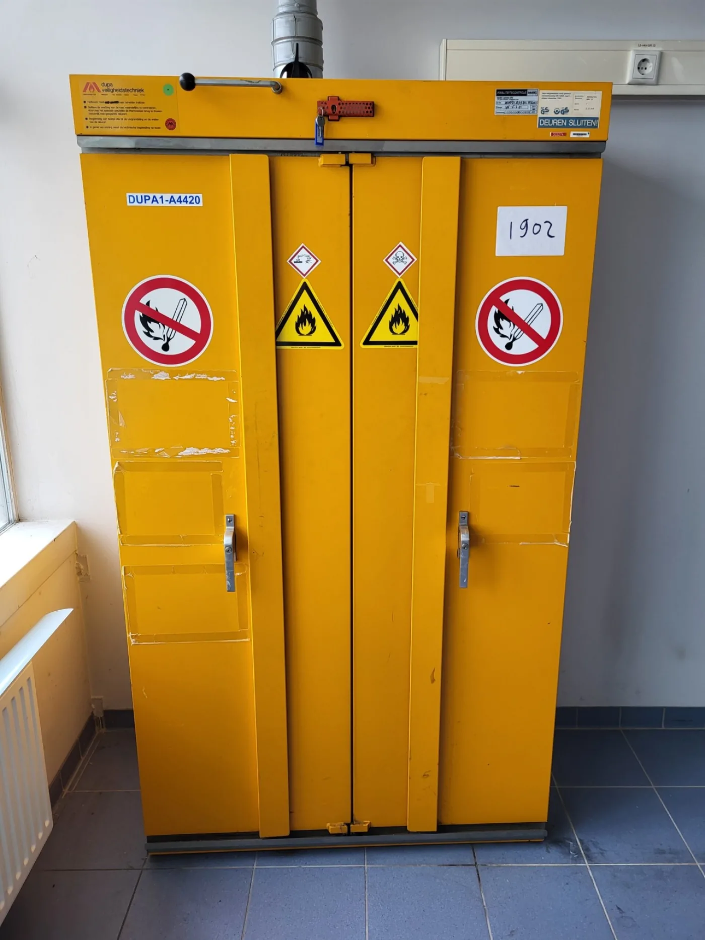 1902 - Used Dupa chemical storage cabinet - 1