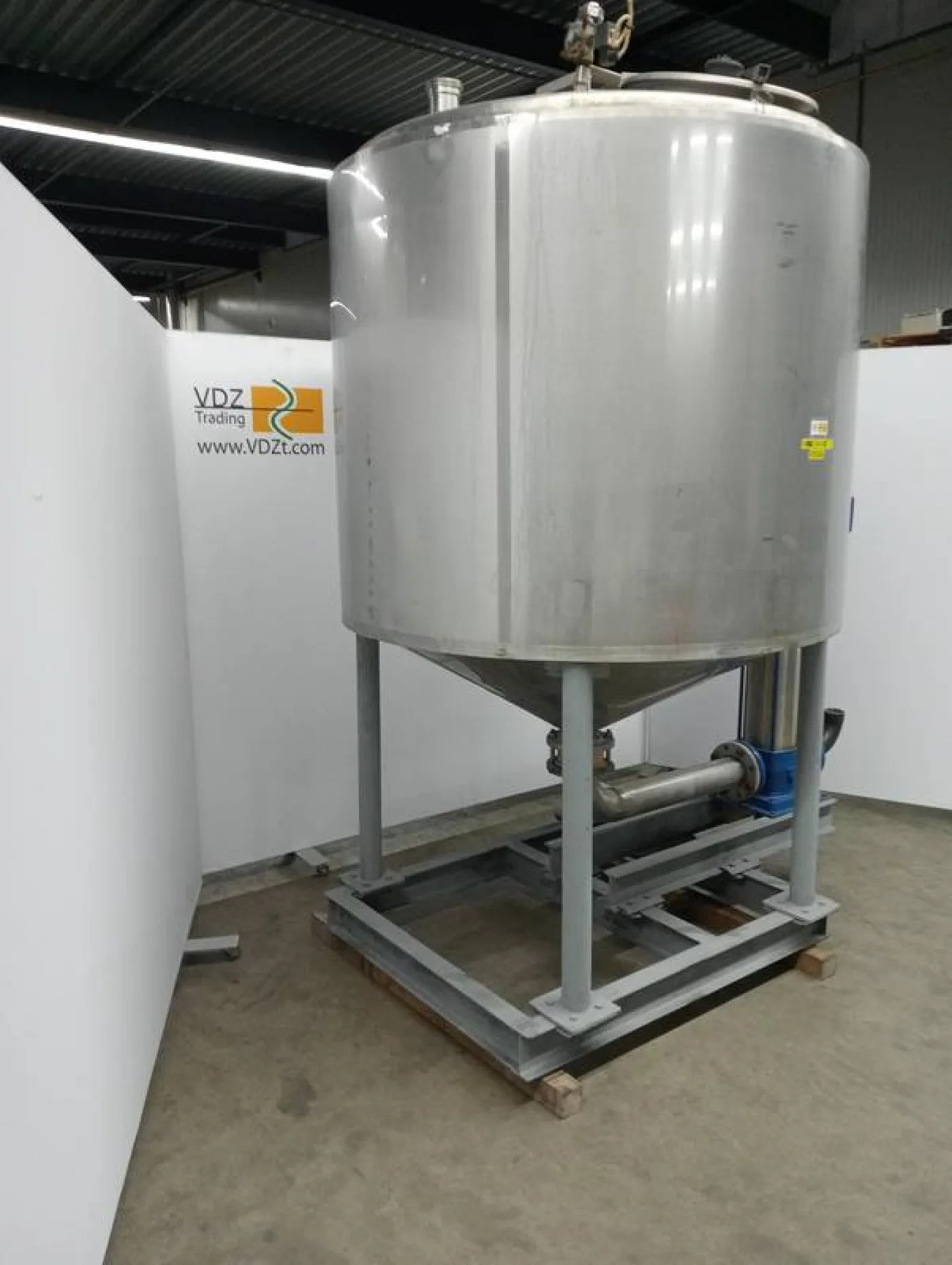 Insulated tank with centrifugal pump - 2