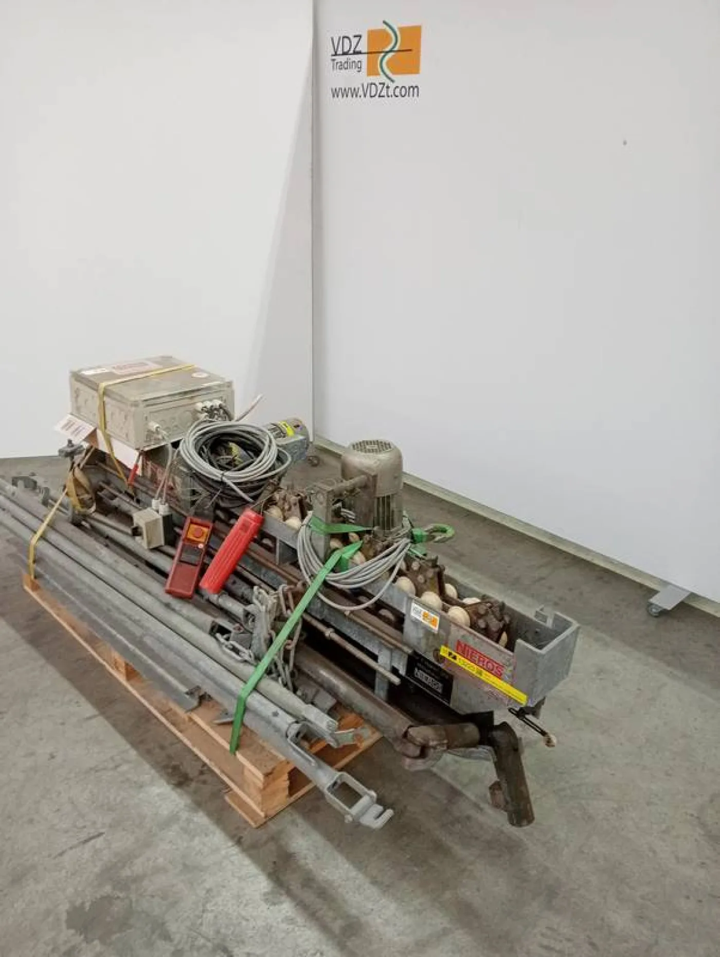 Truck loading and unloading elevator - 3