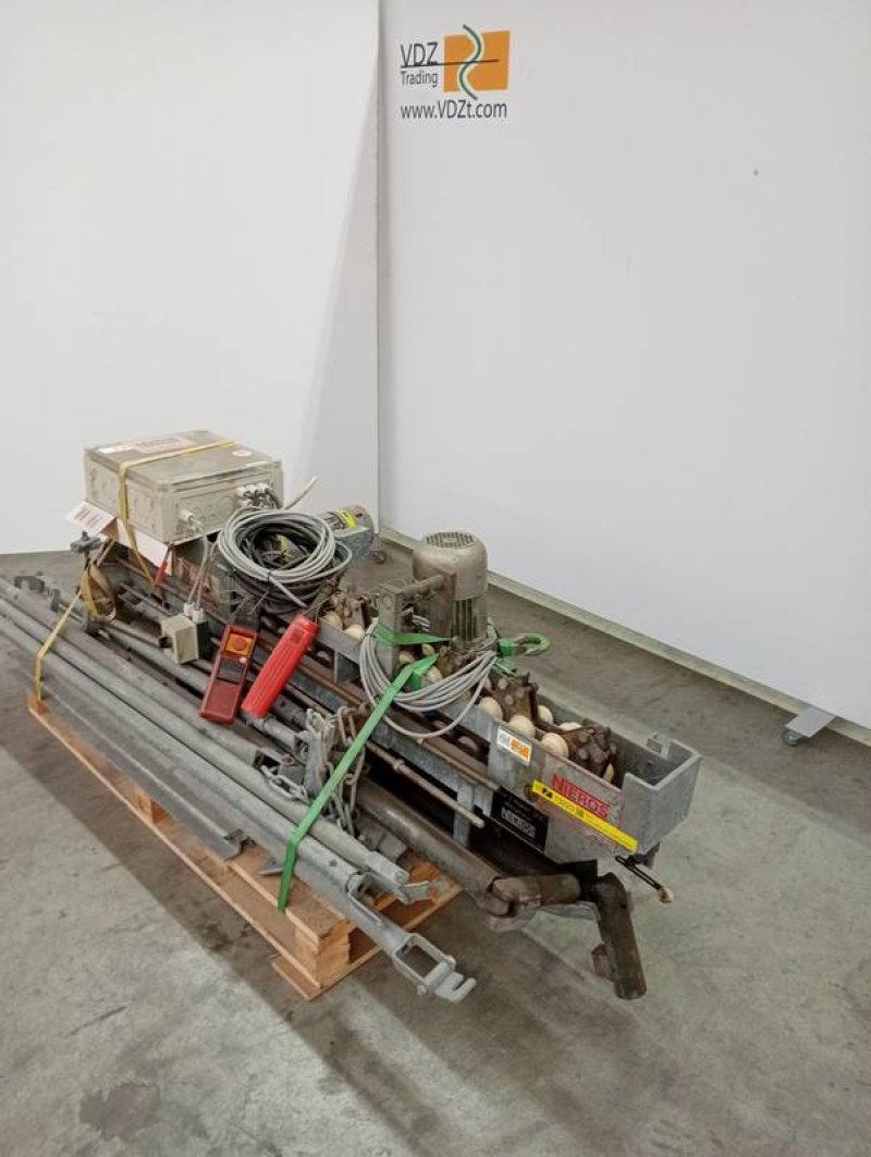 Truck loading and unloading elevator