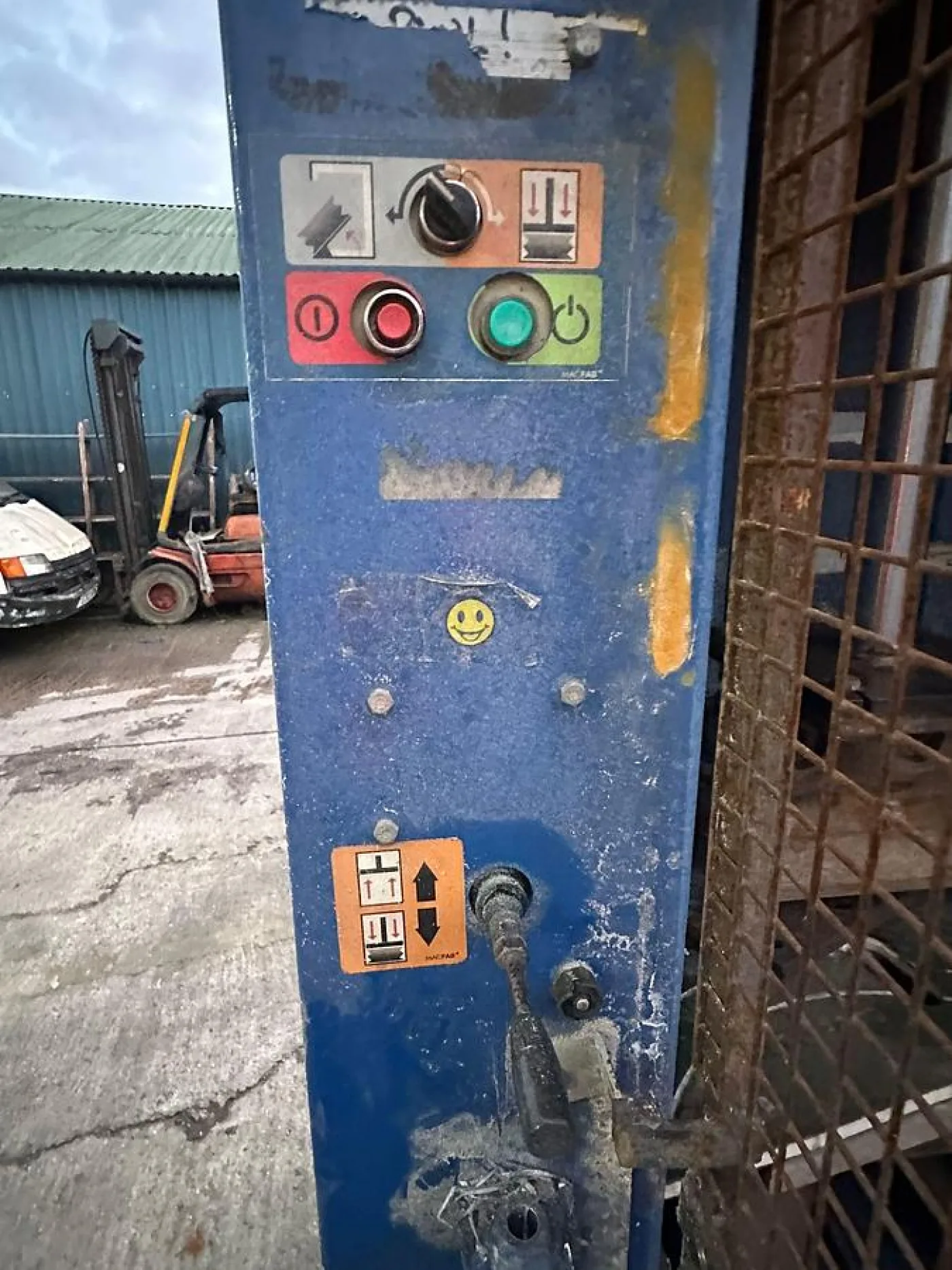 2011 MACFAB Vertical Guillotine - 3