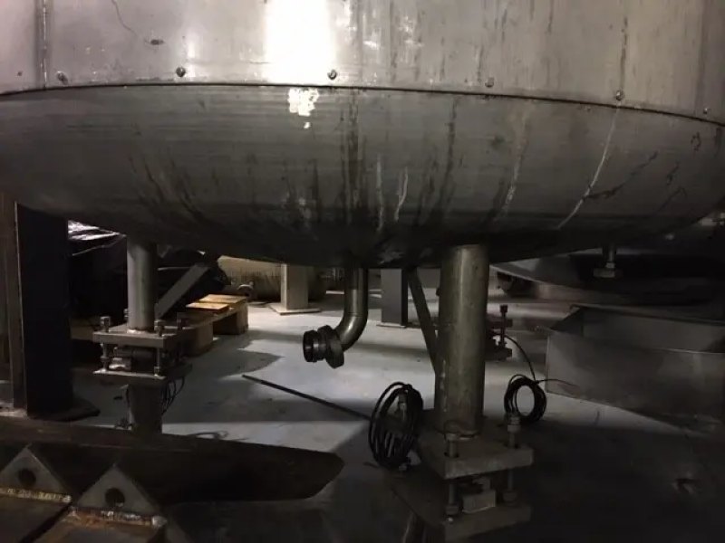 STAINLESS STEEL TANK 2,000 LITERS WITH USED HALF CANE