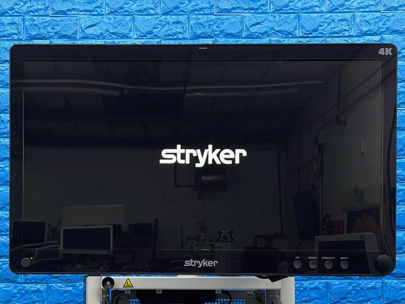 Stryker 1688 4K Arthoscopy Laparoscopy Complete Tower Including -Lcd Monitor 4k 32” YOM: 2021 -Pneumo Clear -1688 Camera Head -SDC3 HD Information Management YOM: 2012 -1688 4K Image Processor YOM: 2020 -LII LED Light Source YOM: 2020 - 7