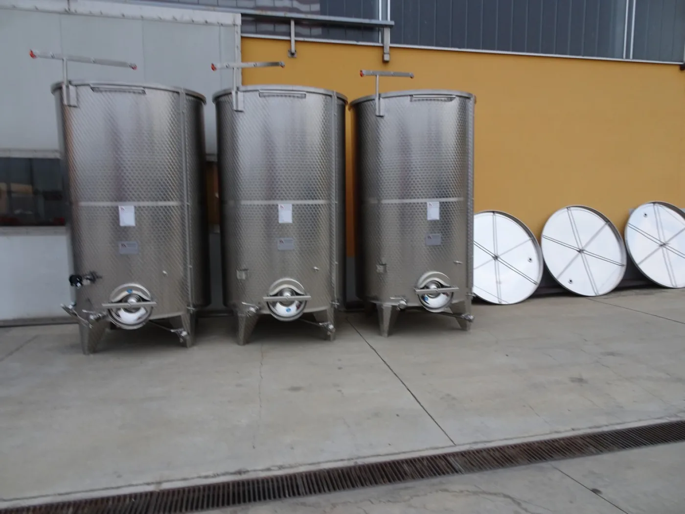 STAINLESS STEEL TANKS CAPACITY LITERS 5000 PNEUMATIC FLOATING LID CONICAL BOTTOM NEW EQUIPMENT - 1