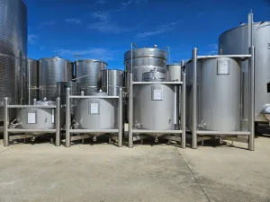 FORK-LIFTABLE/STACKABLE TANKS CAPACITY LITERS 500/700/1.000/1.500 IN STAINLESS STEEL AISI 304, NEW EQUIPMENTS