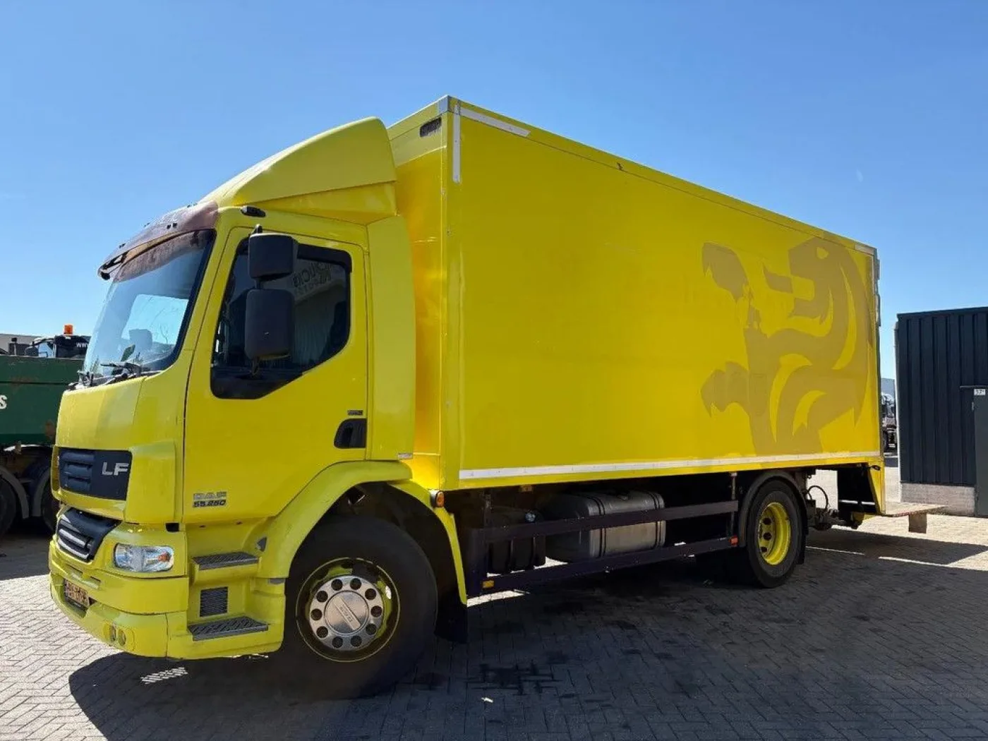 DAF LF 55,250 + 19T + EURO 5 + 6.2 box + short wheelbase + LOADLIFT 3000 KG - 2