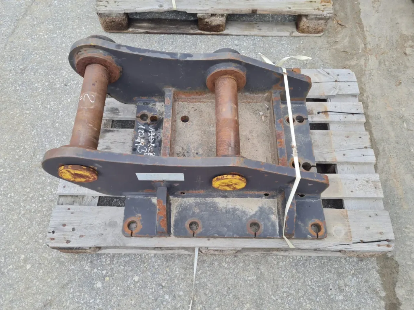 Anbauplatte fix verbolzt - 1