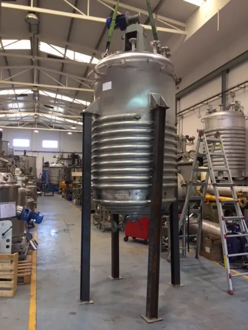 AGUILAR REACTOR AND ROOMS 2550 LITERS STAINLESS STEEL WITH AGITATION AND USED HALF ROD