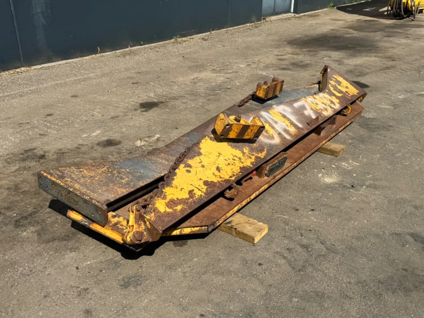 Caterpillar Tail gate730 - 1