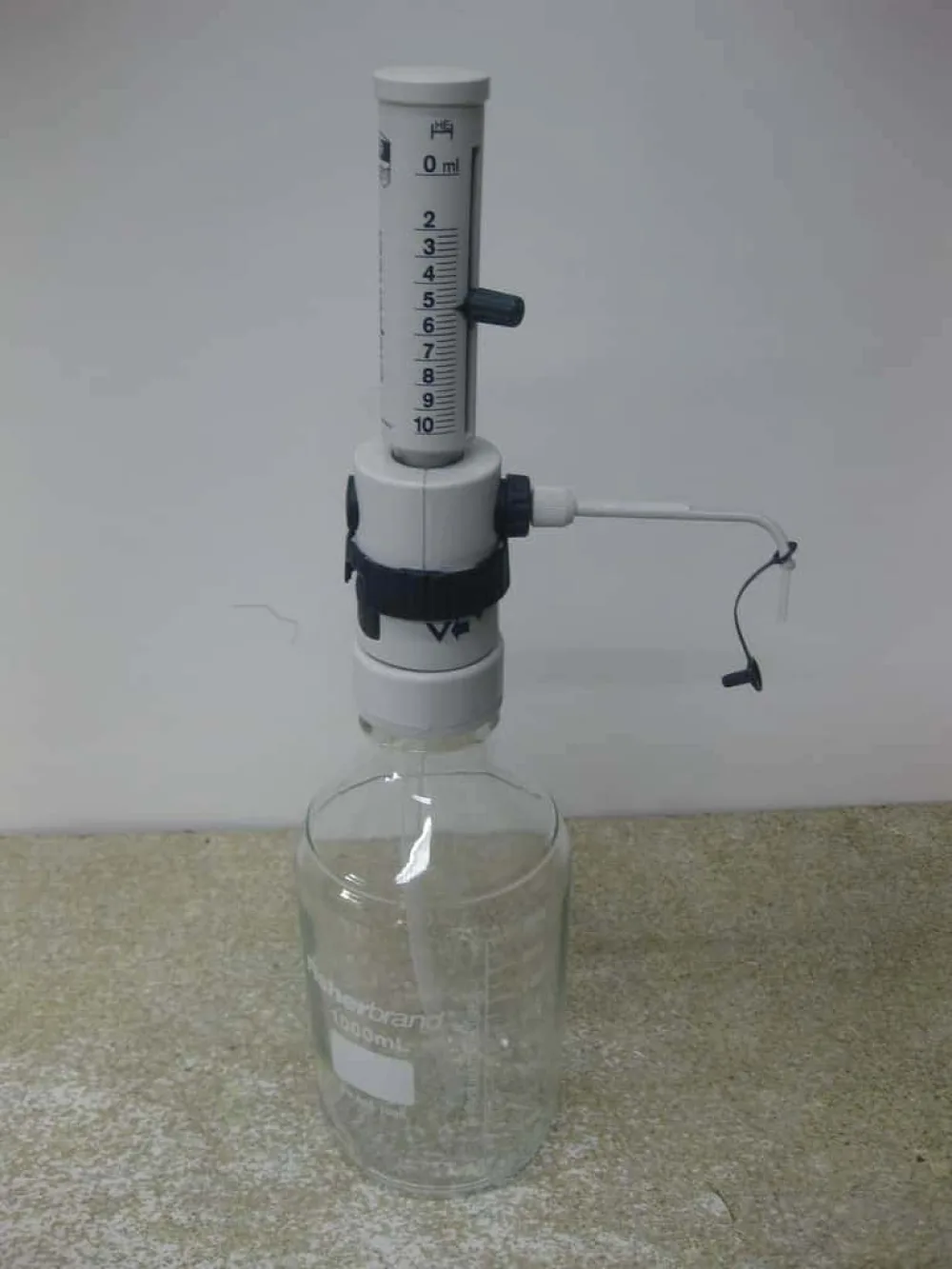 Een set van 3 Assistent fles dispensers Type 182