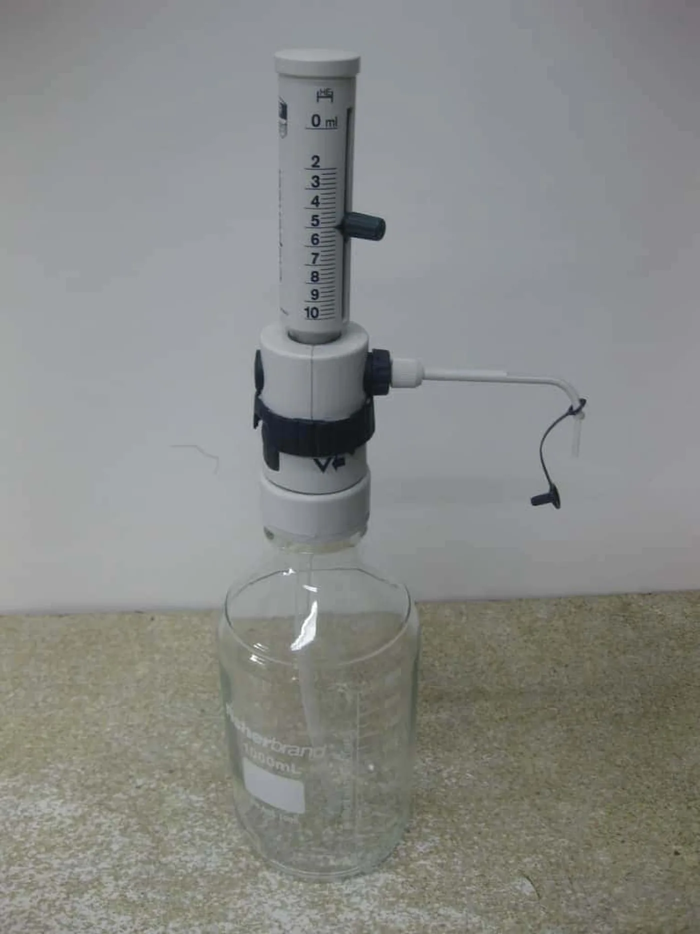Een set van 3 Assistent fles dispensers Type 182 - 1