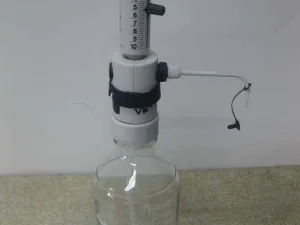 Een set van 3 Assistent fles dispensers Type 182