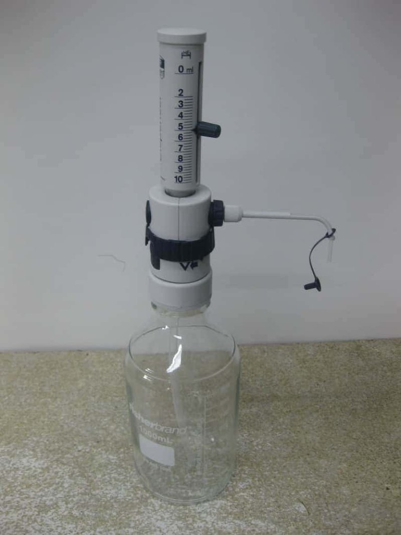 Een set van 3 Assistent fles dispensers Type 182