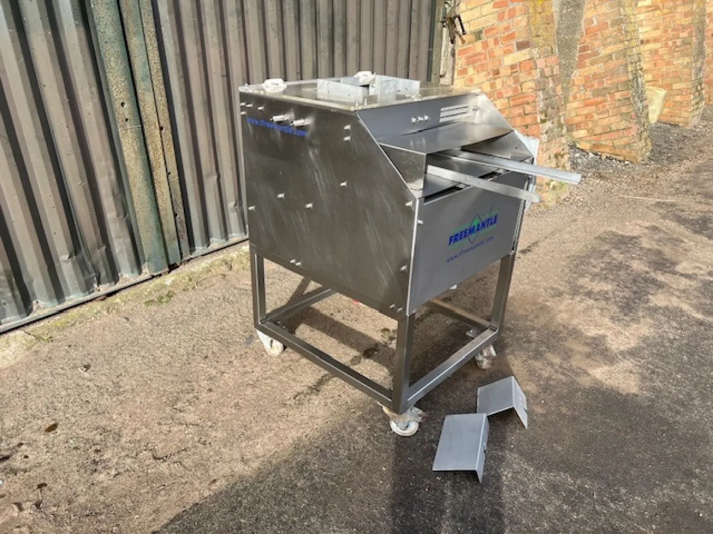 Freemantle SO3 2 Flap Carton Closer - 3