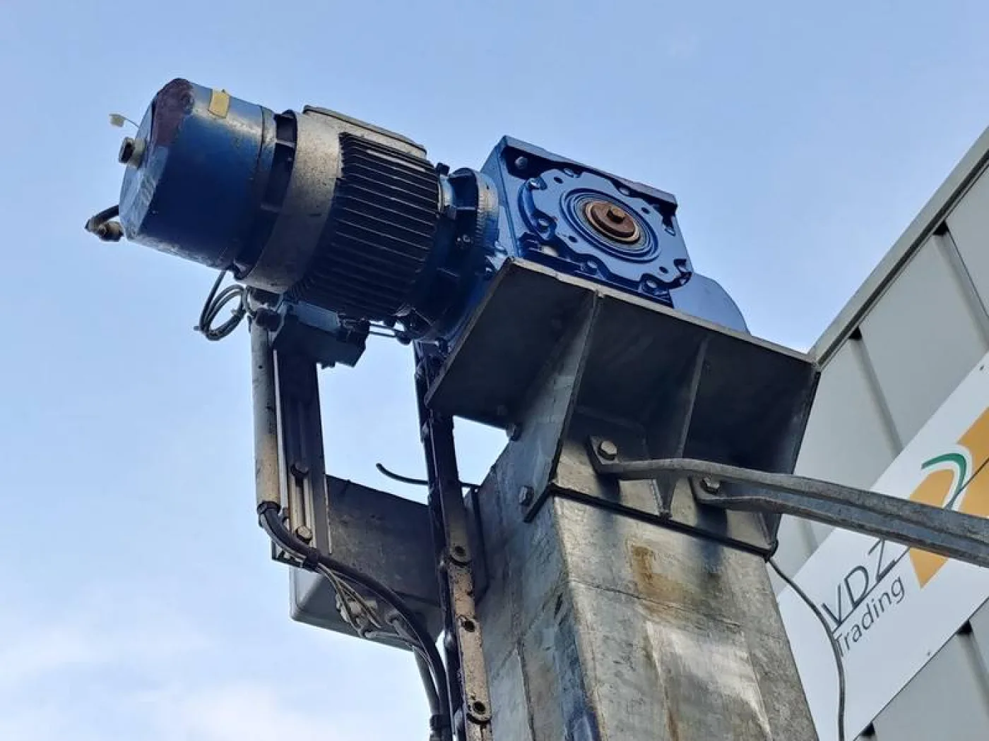 Bin lift and tipper - 2