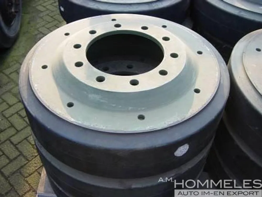 Solid tire