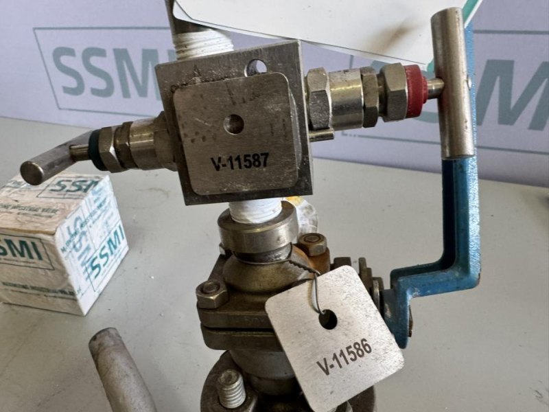 Instrument manifold valve