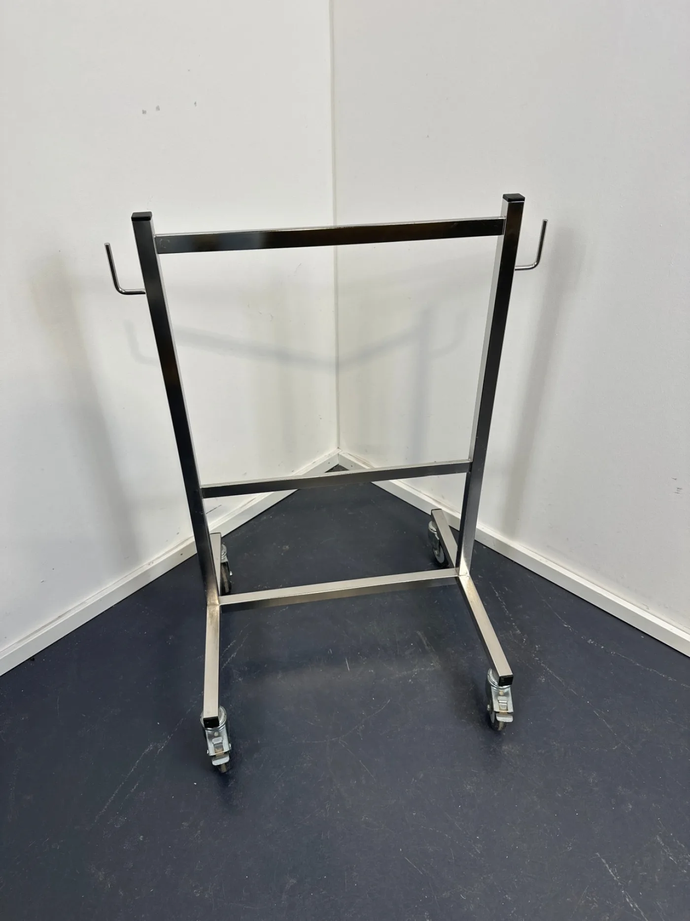 OP-Wagen Gestell mit zwei Standardschienen - 1