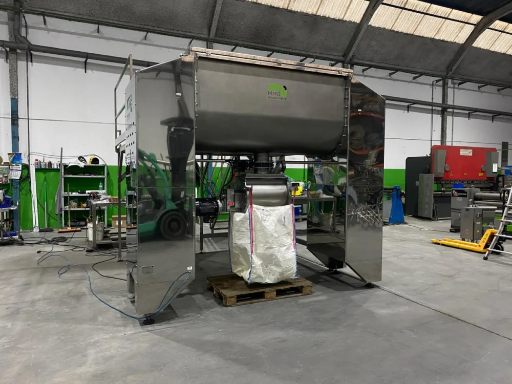 MEZCLADORA HORIZONTAL DE BANDAS 1.500L CON DESTERRONADOR EN LA DESCARGA Y ESTRUCTURA DE ACCESO NUEVA