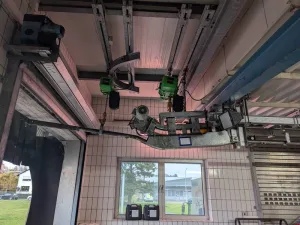 Loading and unloading elevator