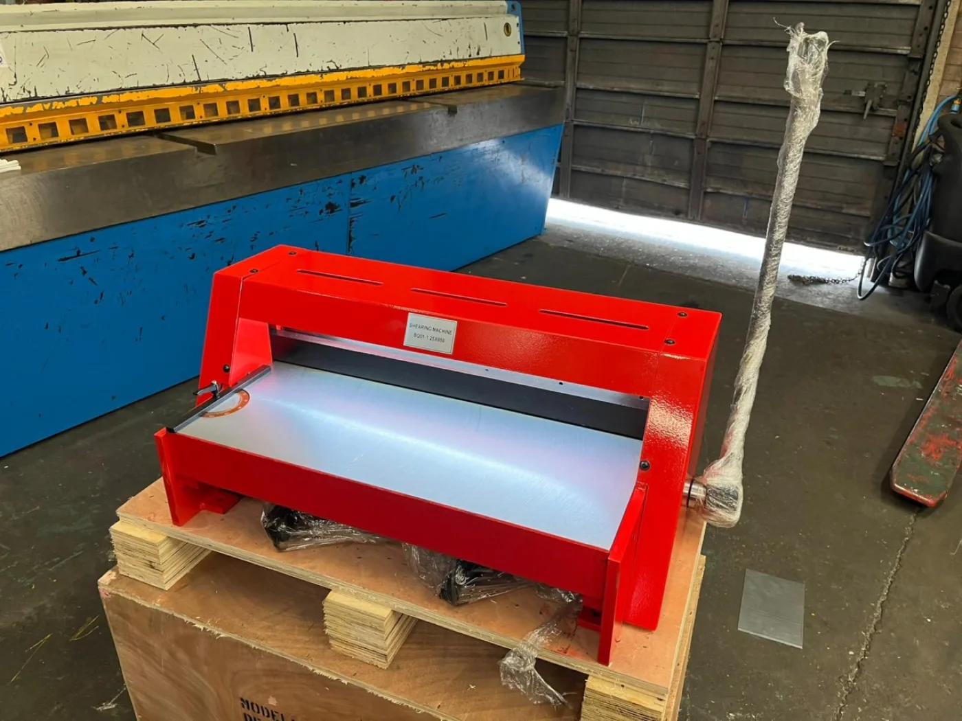 WNS Lever Guillotine 650mm x 1.25mm Capacity - WNS - W. Neal Services Ltd - 3