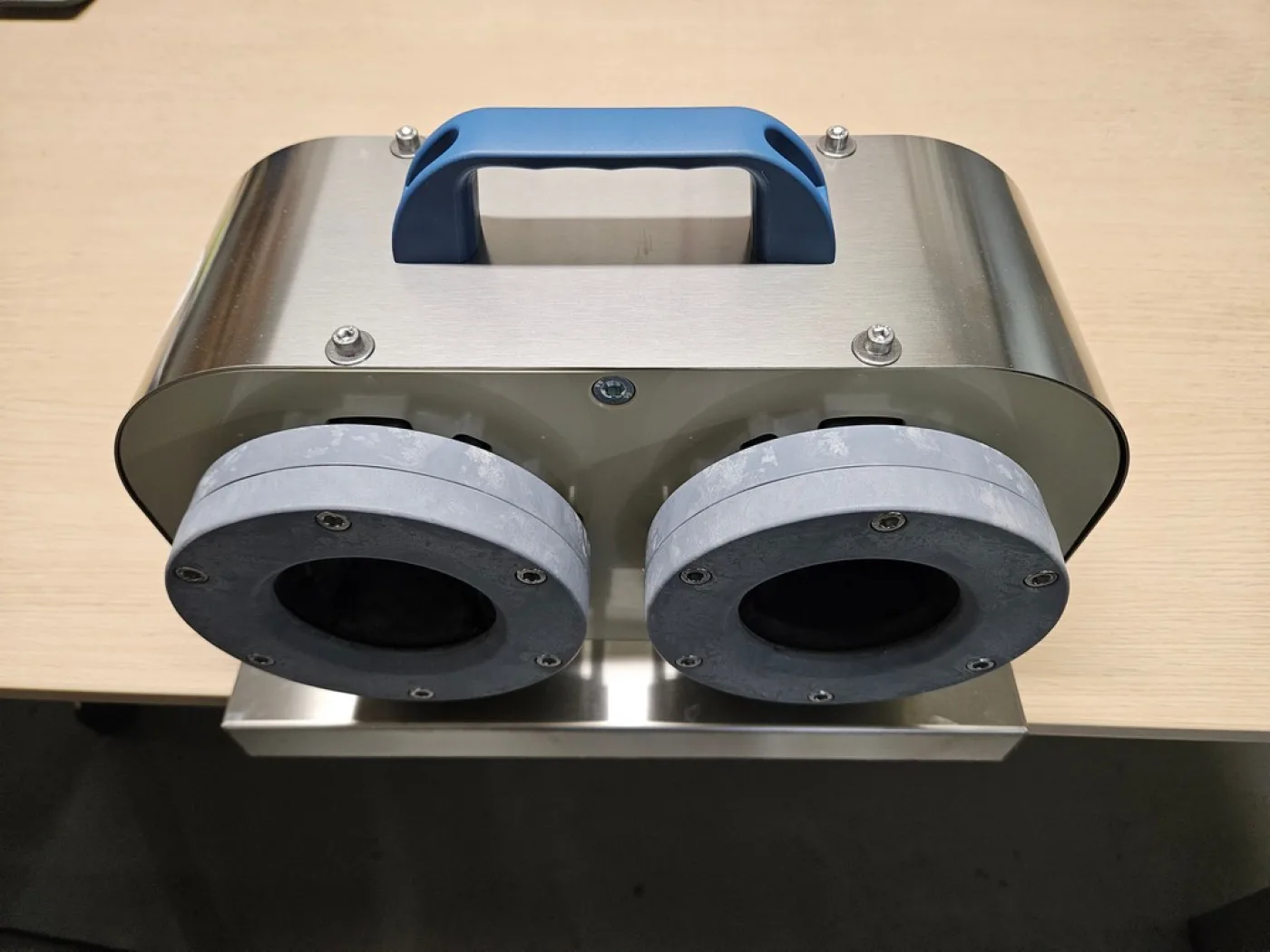 STAINLESS STEEL TWO-MEMBRANE CAPPING MACHINE FOR BENCH, NEW MACHINE - 2
